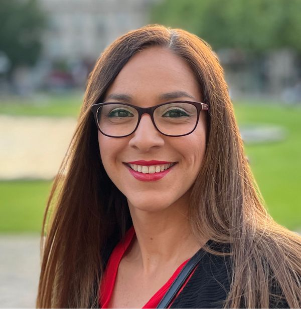 Eine zufriedene Kundin in der Nahaufnahme. Sie sieht entspannt und glücklich aus.