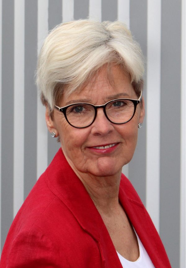 Eine zufriedene Kundin von alles & eins in der Nahaufnahme. Sie war beim Schön-SEIN Coaching.