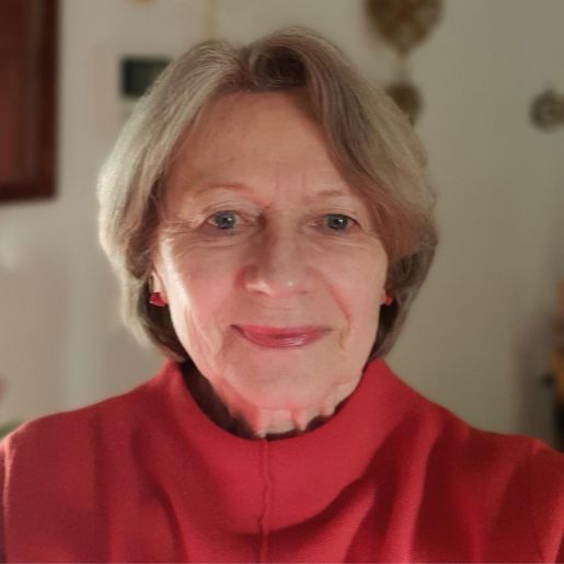 Eine zufriedene Kundin in der Nahaufnahme. Sie sieht entspannt und glücklich aus.